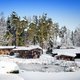 Blockhütten mit Schnee bedeckt