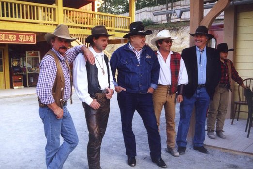 Sieben Personen in Cowboykleidung