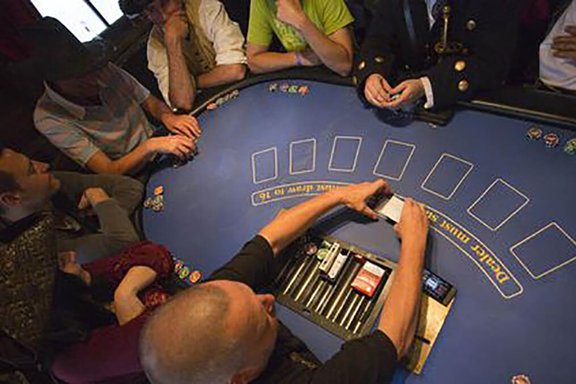 Männer sitzen um einen Pokertisch
