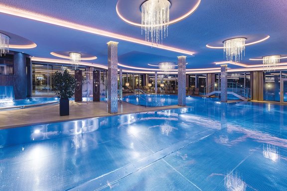 Beleuchteter Indoor-Pool des Hotel Jagdhof im Bayerischen Wald