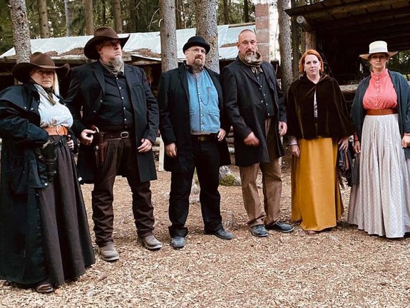 sechs Personen mit historischer Kleidung aus dem 19. Jahrhundert