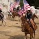 Menschen auf Pferden mit amerikanischer Flagge