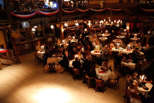 Spotlight auf eine leere Tanzfläche in einem vollen Restaurant