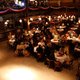 Spotlight auf eine leere Tanzfläche in einem vollen Restaurant