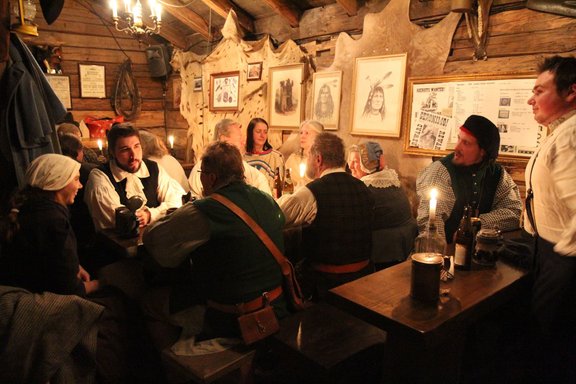 Menschen sitzen in einer alten Taverne