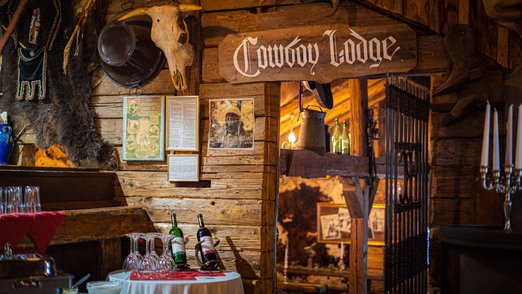 Eingangsbereich der Cowboy Lodge mit rustikaler Einrichtung