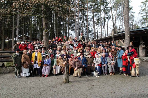 Gruppenbild von Menschen in historischer Kleidung amerikanischer Siedler