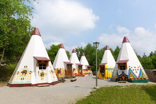 Sechs Tipis zum Übernachten in der Westernstadt