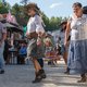 Menschen tanzen Line Dance auf der Main Street der Westerstadt Bayerns