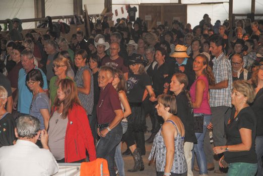 Menschen tanzen Line Dance in einer Halle