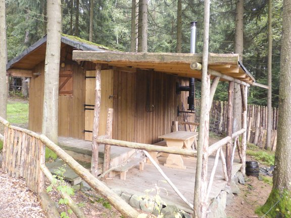 Holzhütte im Wald mit Veranda