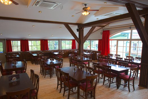 großer Raum im Restaurant mit Stühlen und Tischen